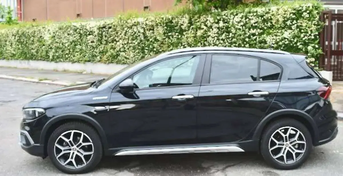 Usata Fiat Tipo Cross 131 CV (96 kW) 2022 Nero vulcano Berlina