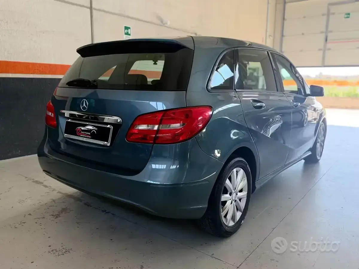 Usata Mercedes B160 Executive 90 CV (66 kW) 2014 Bluazzurro Utilitaria