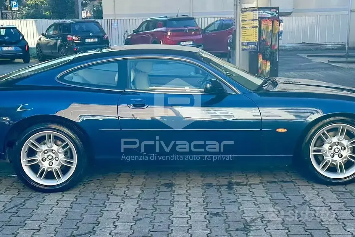 Begagnad Jaguar XK8 284 HK (208 kW) 2001 Blå Sportkupé