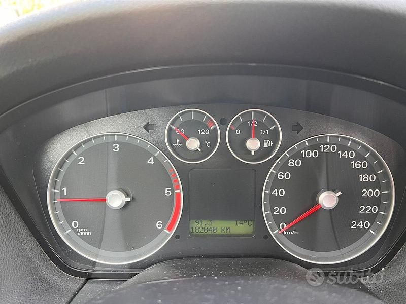 Usata Ford Focus 110 CV (80 kW) 2005 Grigio Station wagon