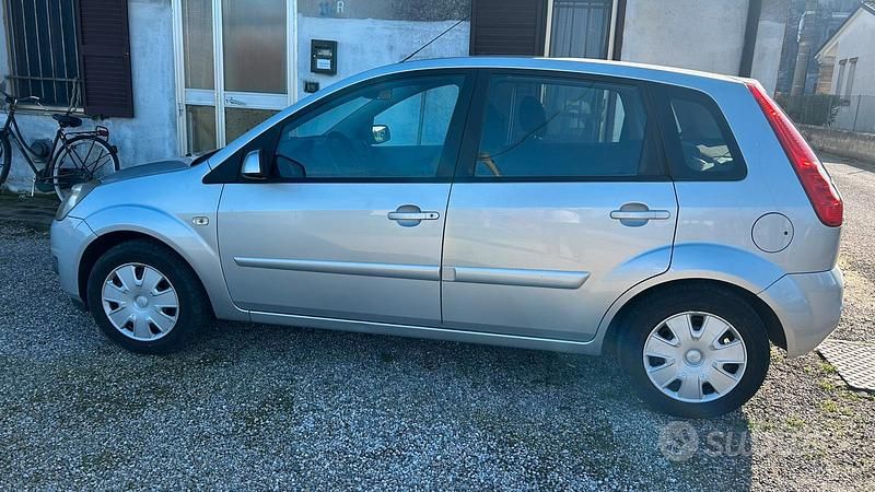 Usata Ford Fiesta 73 CV (53 kW) 2008 Grigio Utilitaria