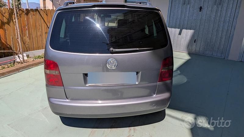 Begagnad VW Touran 140 HK (102 kW) 2004 Grå Minibuss
