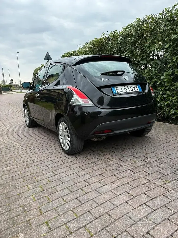 Begagnad Lancia Ypsilon 69 HK (50 kW) 2011 Svart Halvkombi