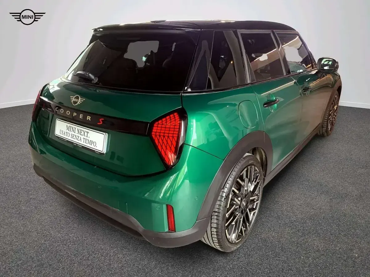 Usata Mini Cooper Favoured 150 kW (204 CV) 2025 Verde Utilitaria