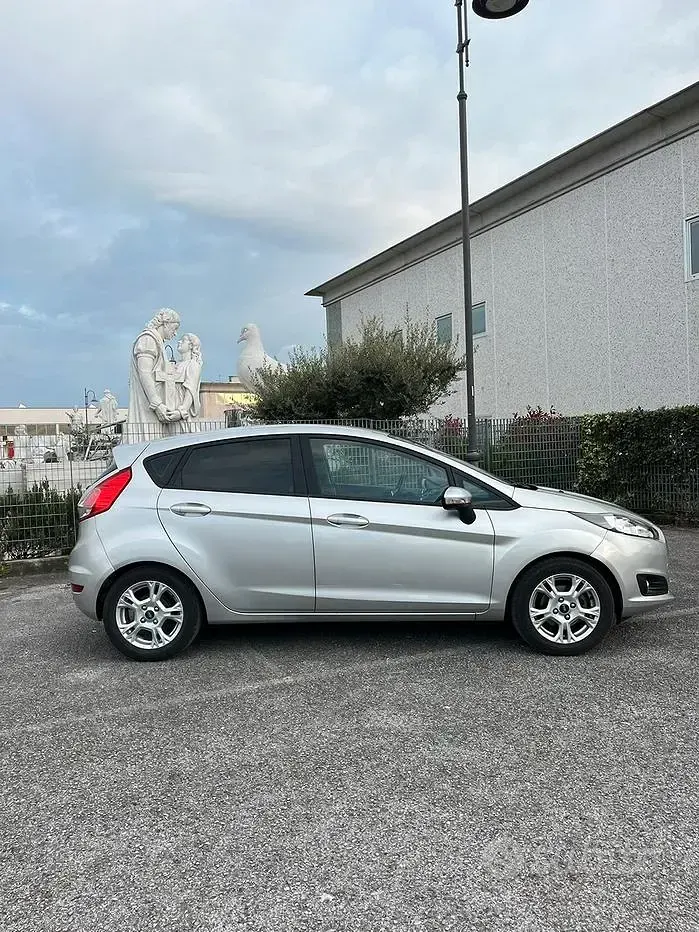Usata Ford Fiesta 75 CV (55 kW) 2014 Grigio Utilitaria