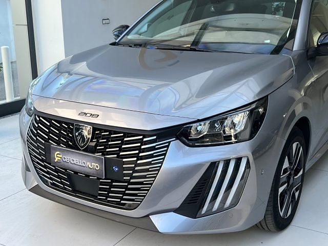 Usata Peugeot 208 Allure 101 CV (74 kW) 2025 Grigio metallizzato Utilitaria