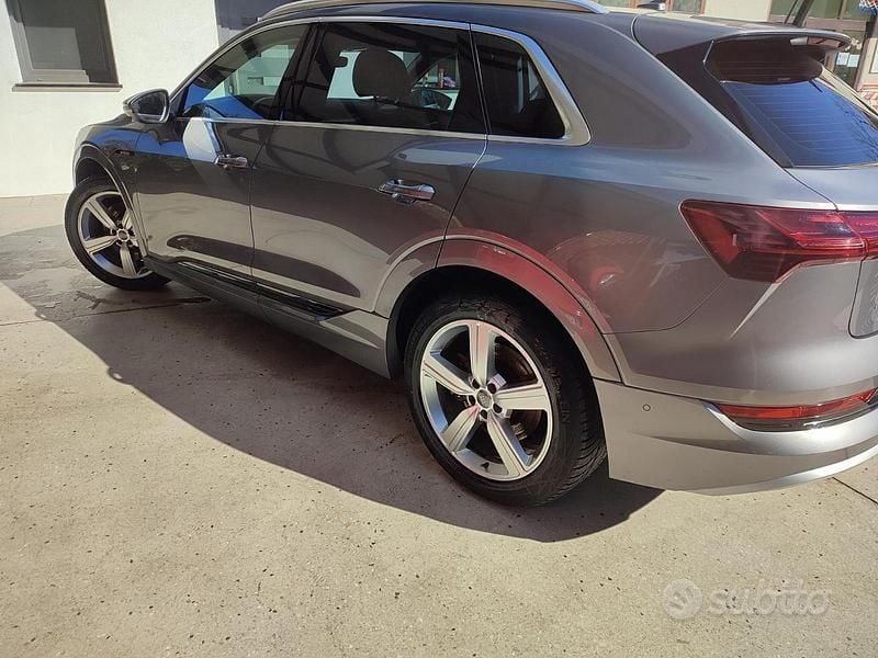 Usata Audi e-tron Comfort 230 kW (313 CV) 2019 Grigio SUV