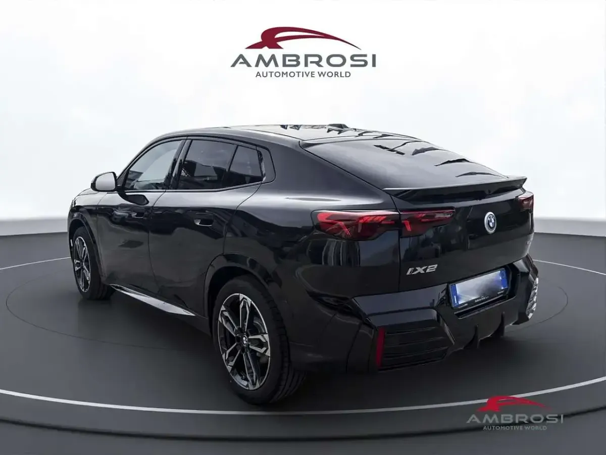 Nuova BMW iX2 M Sport 150 kW (204 CV) 2025 Black sapphire metallizzato SUV
