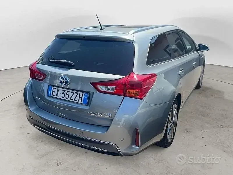 Usata Toyota Auris Hybrid Lounge 135 CV (99 kW) 2015 Grigio Station wagon
