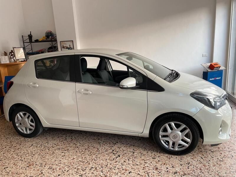 Usata Toyota Yaris Lounge 69 CV (50 kW) 2015 Bianco Berlina