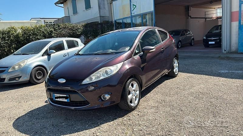 Usata Ford Fiesta Titanium 95 CV (69 kW) 2011 Marrone Utilitaria