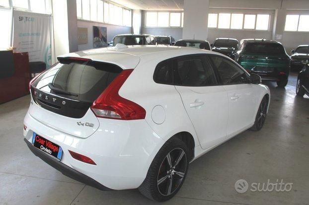 Usata Volvo V40 Business Edition 120 CV (88 kW) 2016 Bianco Station wagon