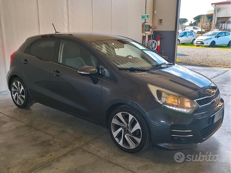 Usado Kia Rio 90 CV (66 kW) 2016 Gris Utilitario