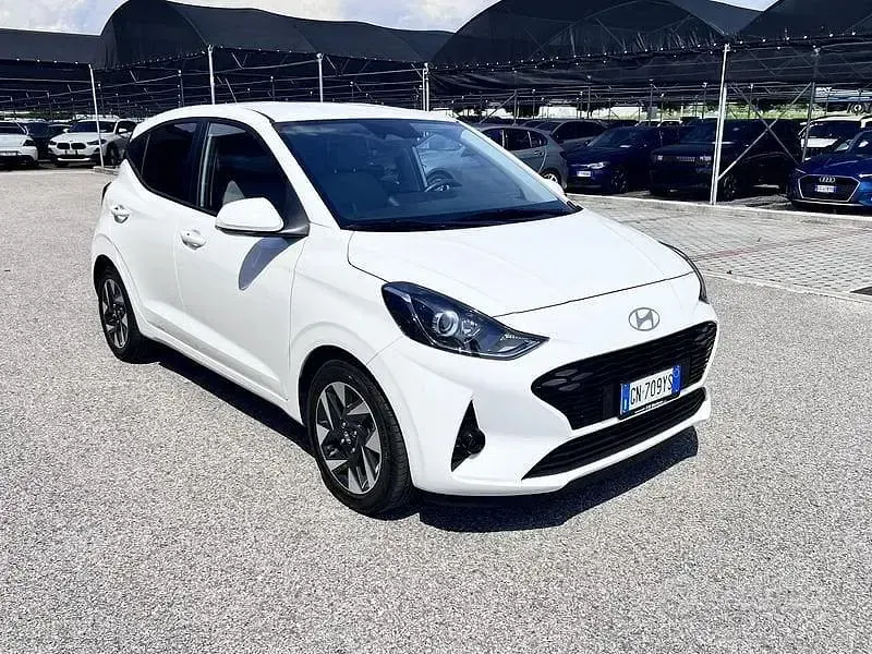 Usata Hyundai i10 83 CV (61 kW) 2024 Bianco Utilitaria