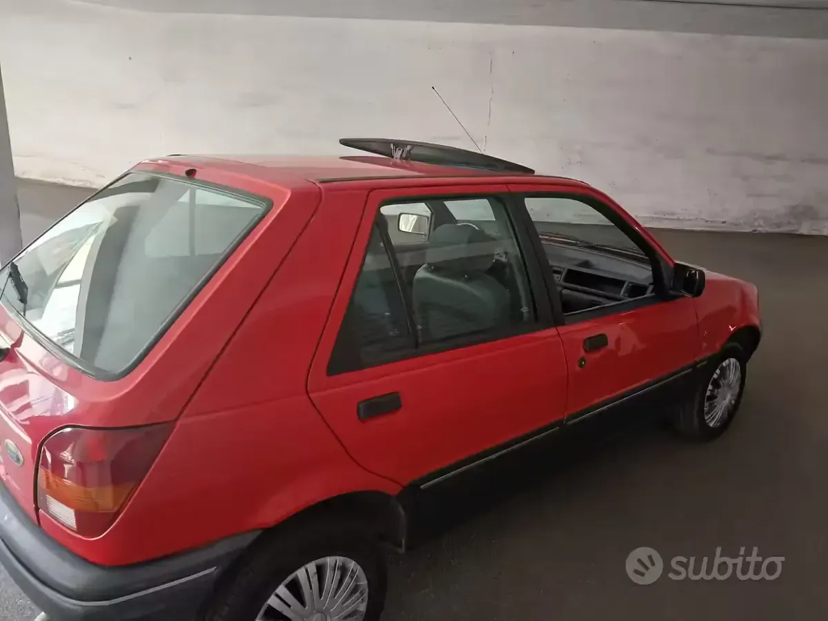 Usata Ford Fiesta 49 CV (36 kW) 1990 Rosso Utilitaria