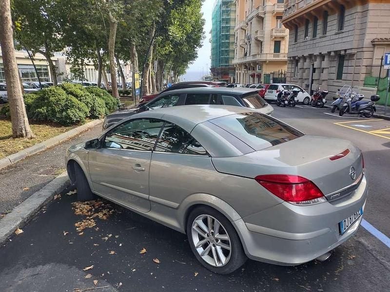 Usata Opel Astra Cabriolet Cosmo 116 CV (85 kW) 2007 Argento Cabrio