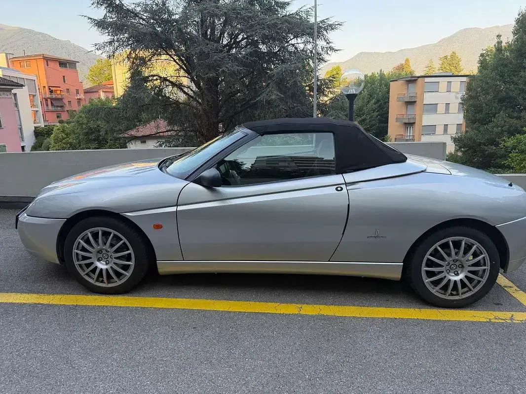 Usata Alfa Romeo Spider 165 CV (121 kW) 2005 Argento Cabrio