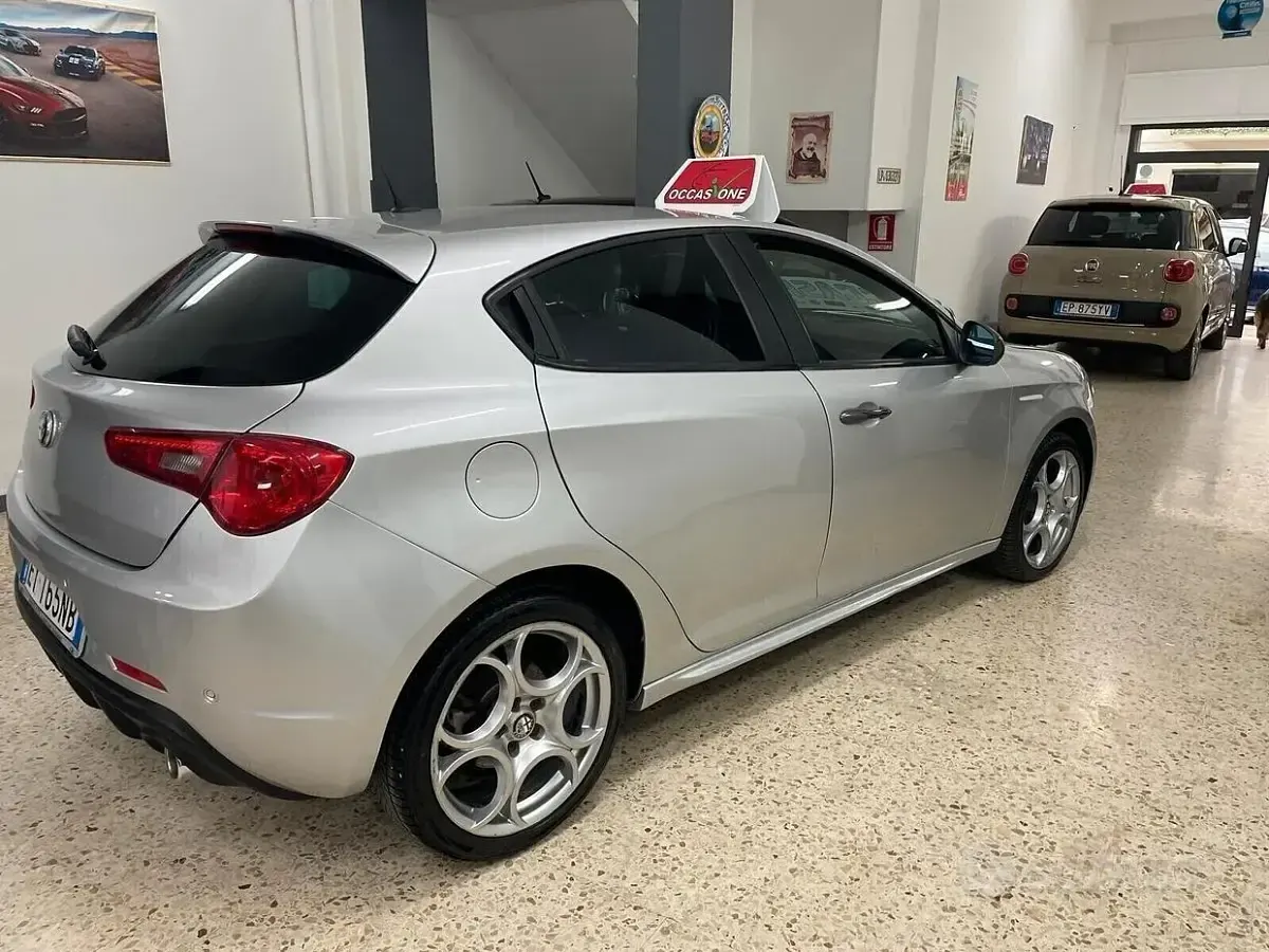 Usata Alfa Romeo Giulietta Exclusive 175 CV (128 kW) 2015 Grigio Utilitaria