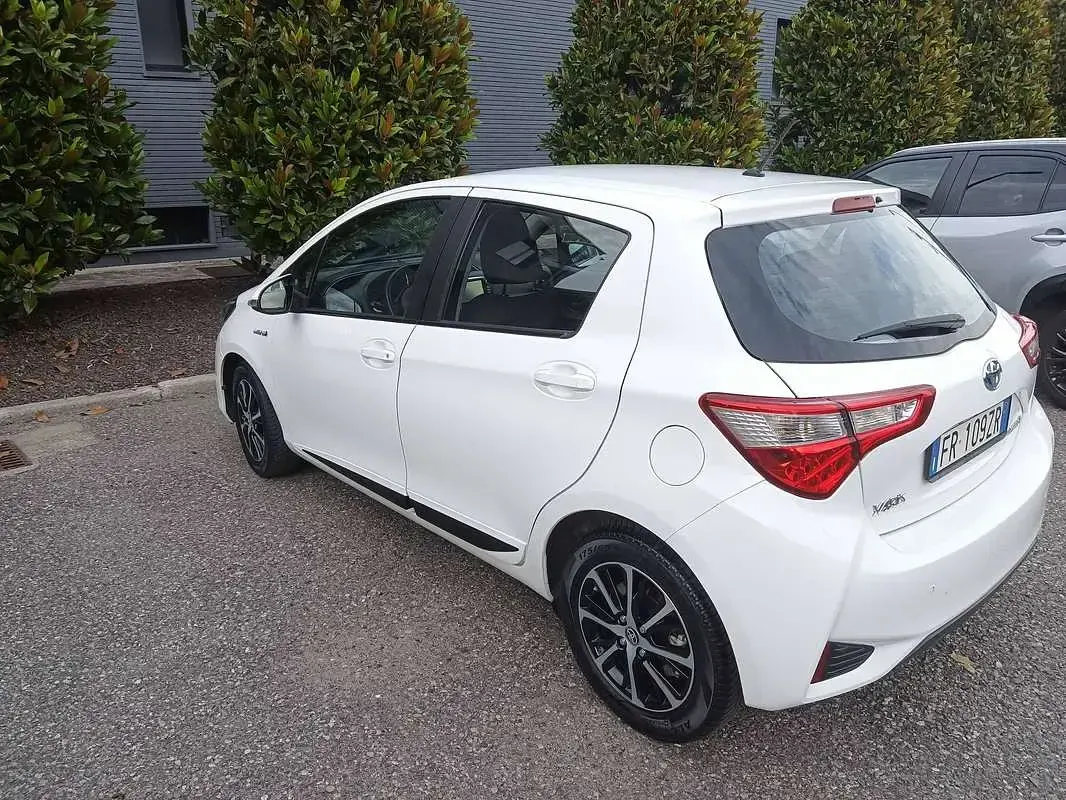 Usata Toyota Yaris Hybrid Active 73 CV (53 kW) 2018 Bianco Berlina