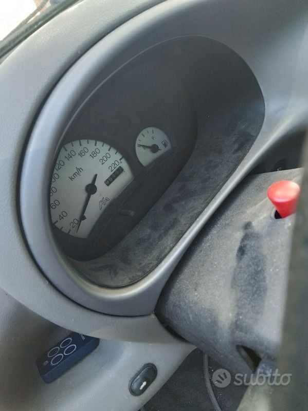 Usata Ford Ka 75 CV (55 kW) 2001 Nero Utilitaria
