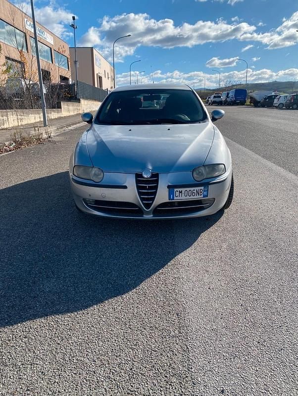 Argento Usata 2004 Alfa Romeo 147 Distinctive Due volumi | 1800 € (Buon prezzo) - Immagine 1/4