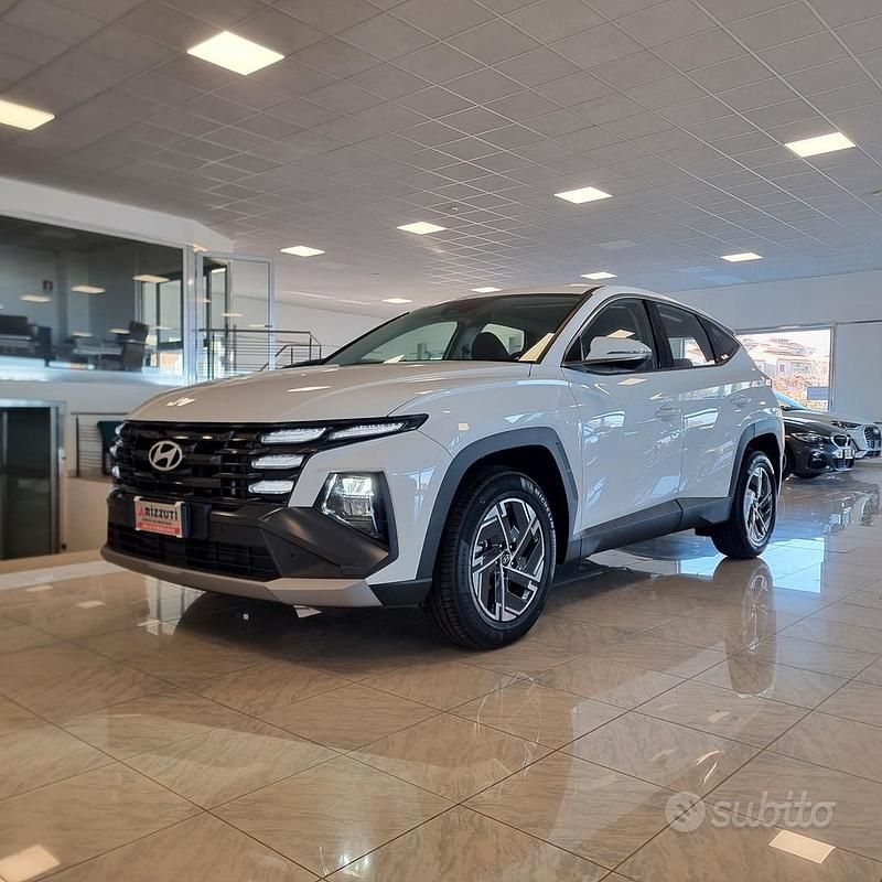 Bianco Nuova 2025 Hyundai Tucson SUV | 27.600 € (Buon prezzo) - Immagine 1/4