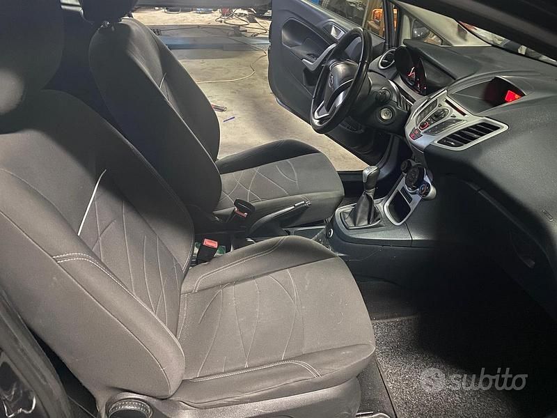 Usata Ford Fiesta 53 CV (38 kW) 2012 Nero Utilitaria