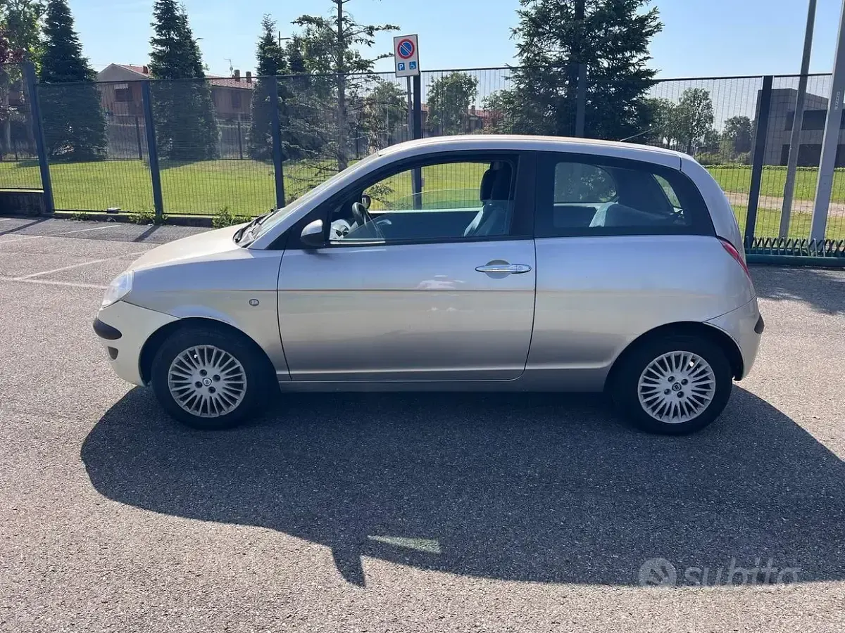 Usata Lancia Ypsilon 60 CV (44 kW) 2004 Grigio Utilitaria
