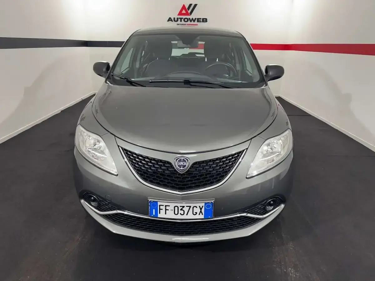 Usata Lancia Ypsilon Platinum 69 CV (50 kW) 2016 Grigio Utilitaria