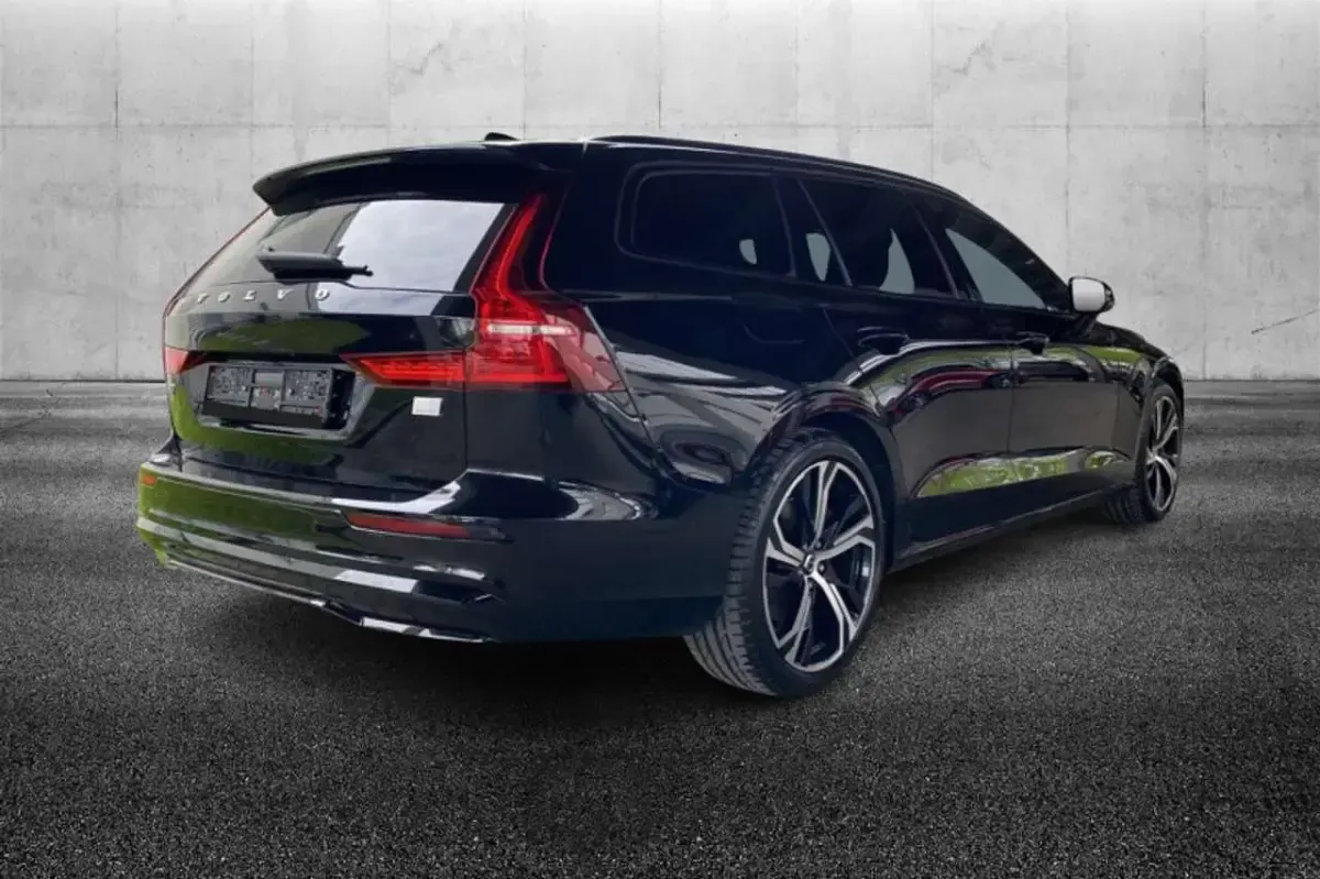 Usata Volvo V60 455 CV (334 kW) 2023 Nero Station wagon