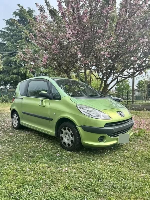 Usata Peugeot 1007 73 CV (53 kW) 2006 Verde Monovolume