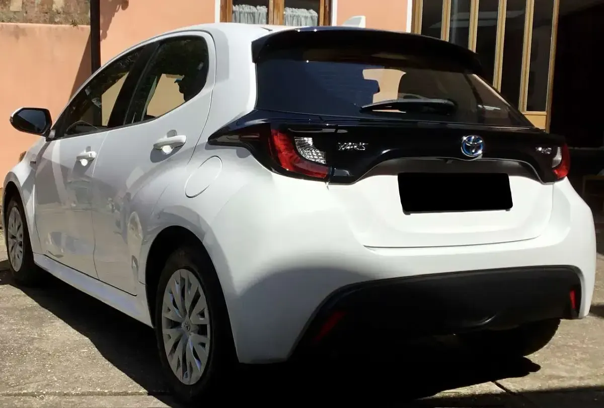 Usata Toyota Yaris Hybrid Business Edition 92 CV (67 kW) 2022 Bianco Berlina
