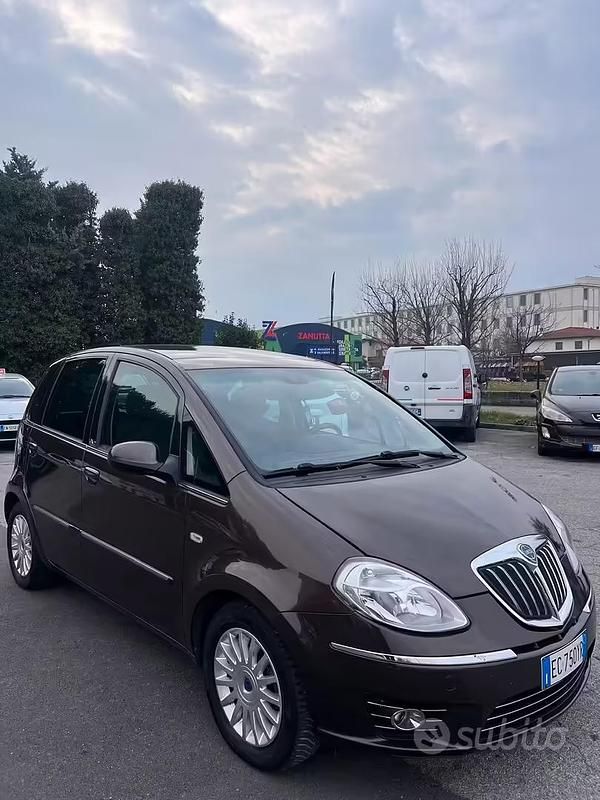 Usata Lancia Musa 95 CV (69 kW) 2010 Marrone Monovolume