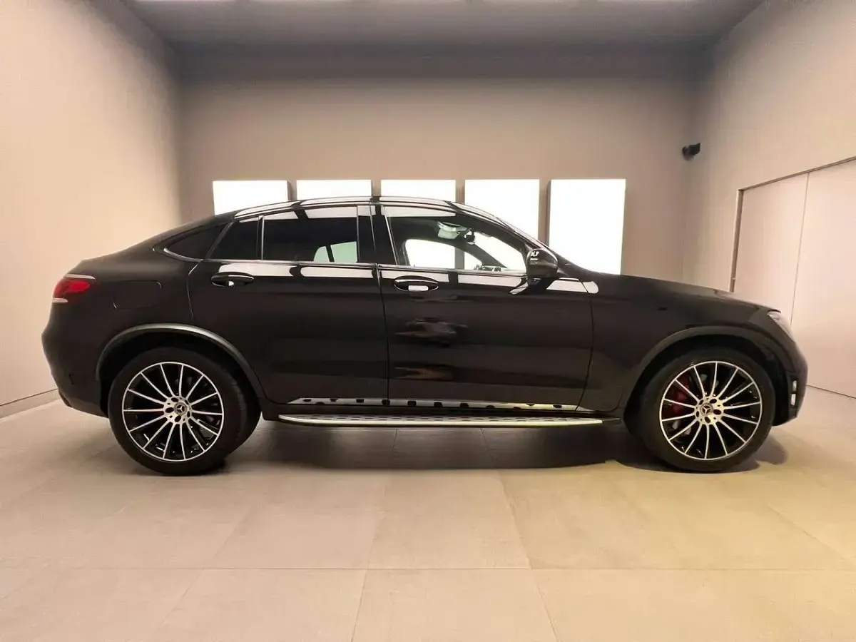 Usata Mercedes GLC220 194 CV (142 kW) 2020 Obsidian black SUV