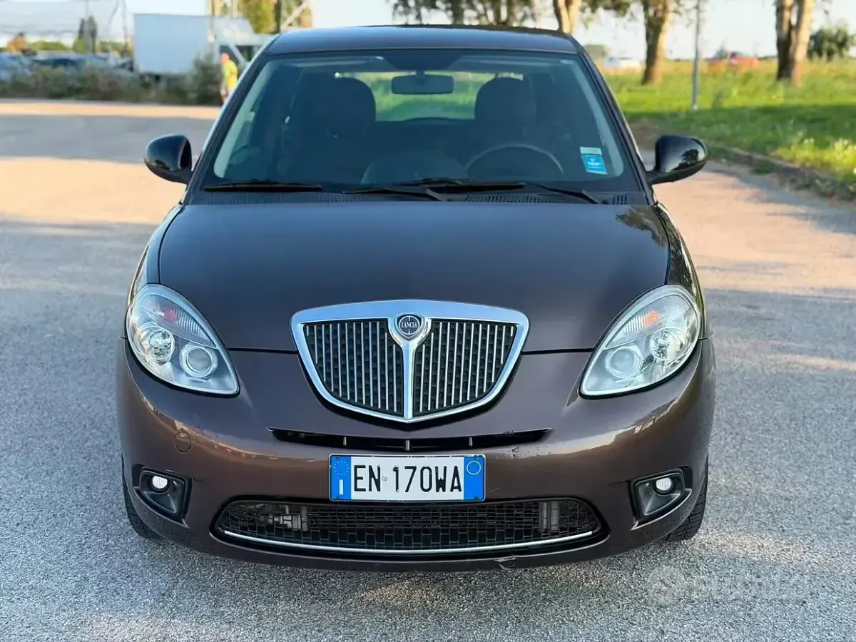 Usata Lancia Ypsilon 69 CV (50 kW) 2012 Marrone Utilitaria