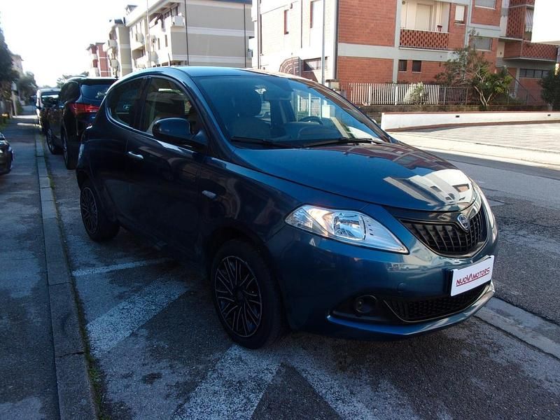 Usata Lancia Ypsilon Gold 69 CV (50 kW) 2023 Blu Utilitaria