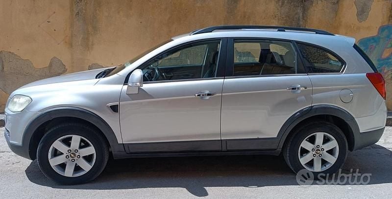 Grigio Usata 2007 Chevrolet Captiva SUV | 3000 € (Buon prezzo) - Immagine 1/4