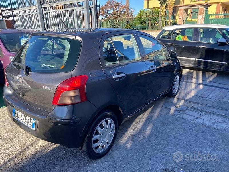 Usata Toyota Yaris 90 CV (66 kW) 2010 Grigio Berlina