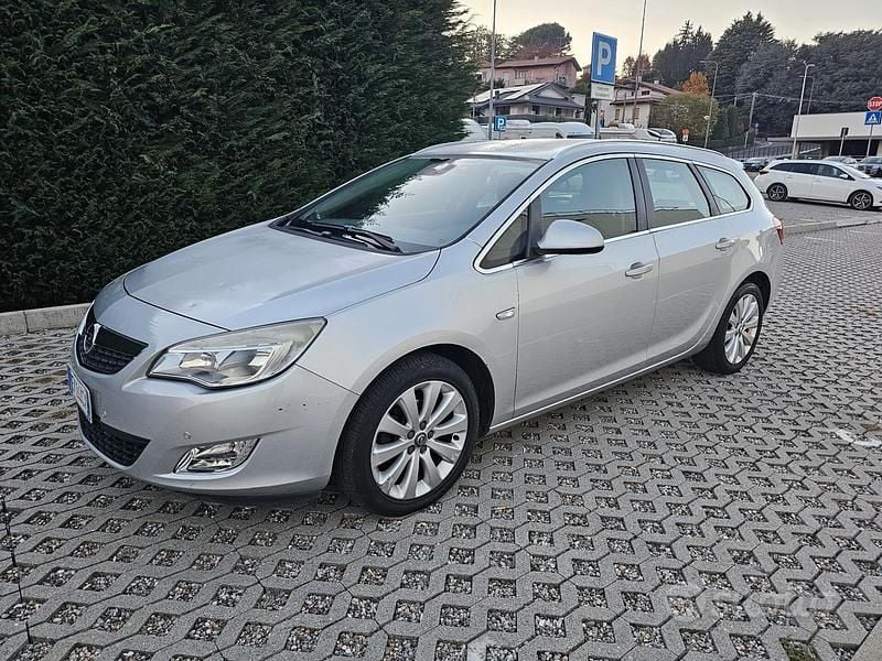 Usata Opel Astra 140 CV (102 kW) 2011 Argento Berlina