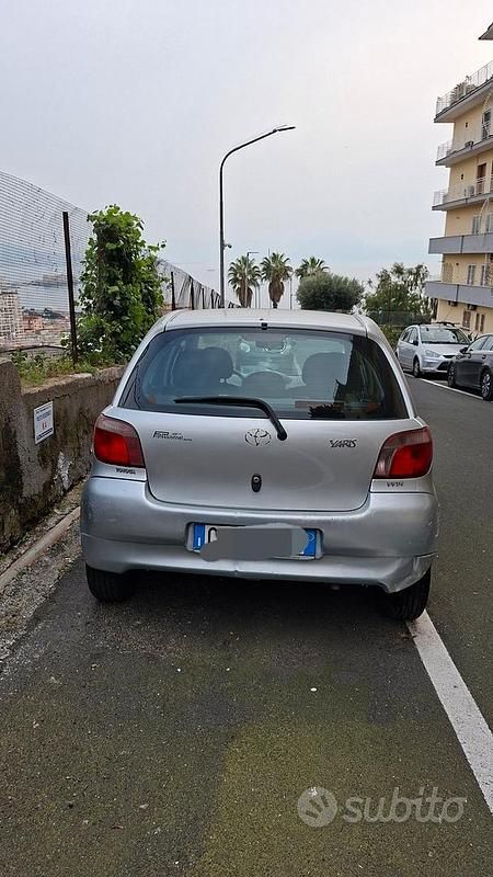 Usata Toyota Yaris Sol 68 CV (50 kW) 2002 Grigio Berlina