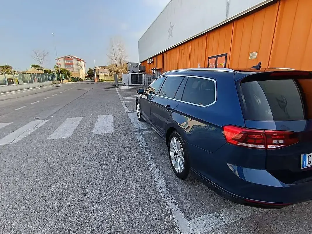 Usata VW Passat Business 150 CV (110 kW) 2020 Blu/azzurro Station wagon