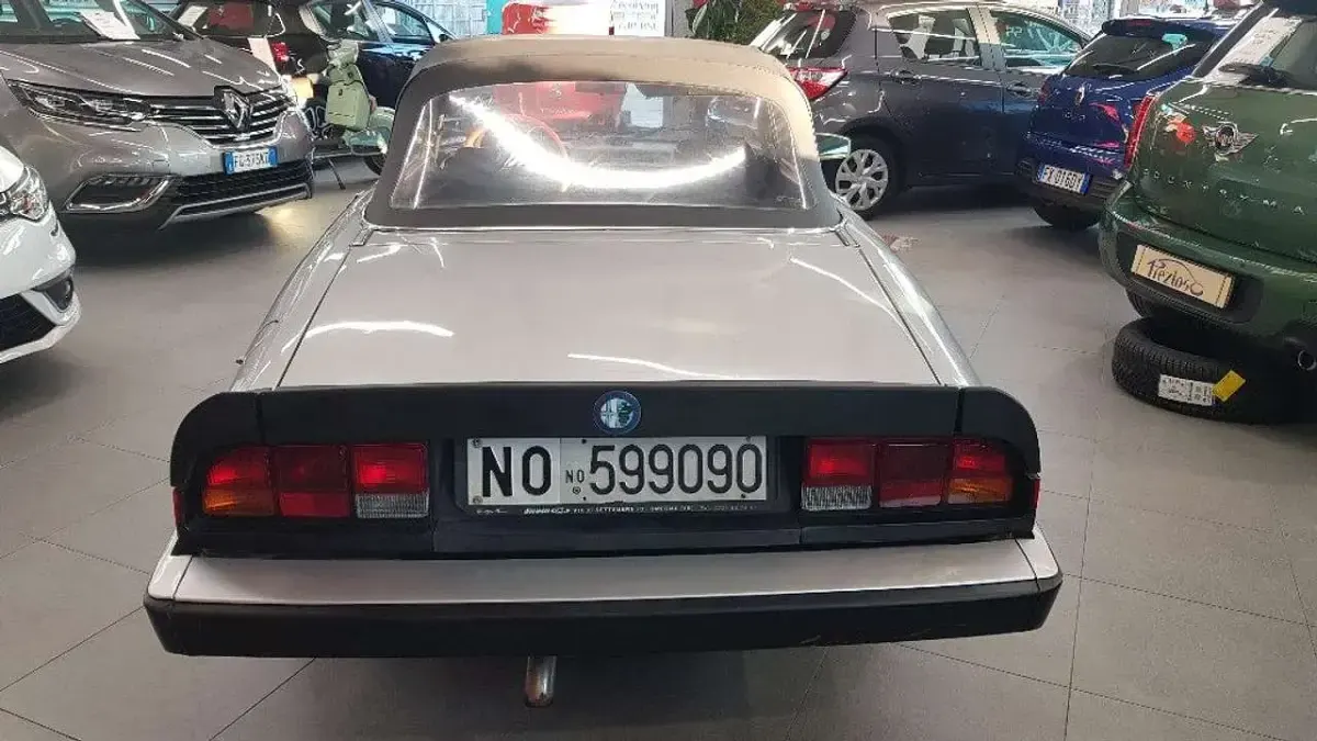 Usata Alfa Romeo Spider 103 CV (75 kW) 1983 Argento Cabrio