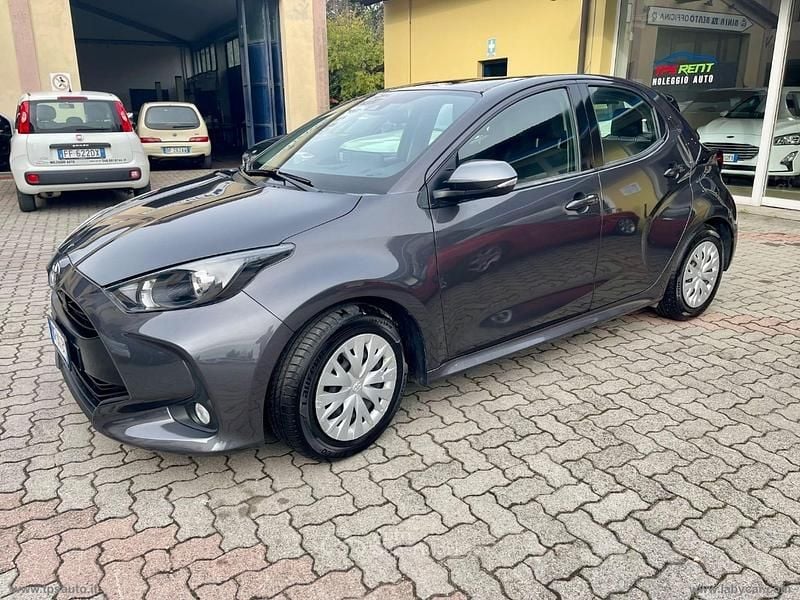 Usata Toyota Yaris Business Edition 72 CV (52 kW) 2021 Gray Berlina