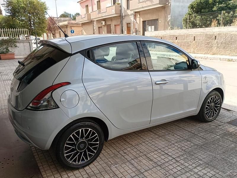 Usata Lancia Ypsilon S 95 CV (69 kW) 2016 Grigio metallizzato Utilitaria