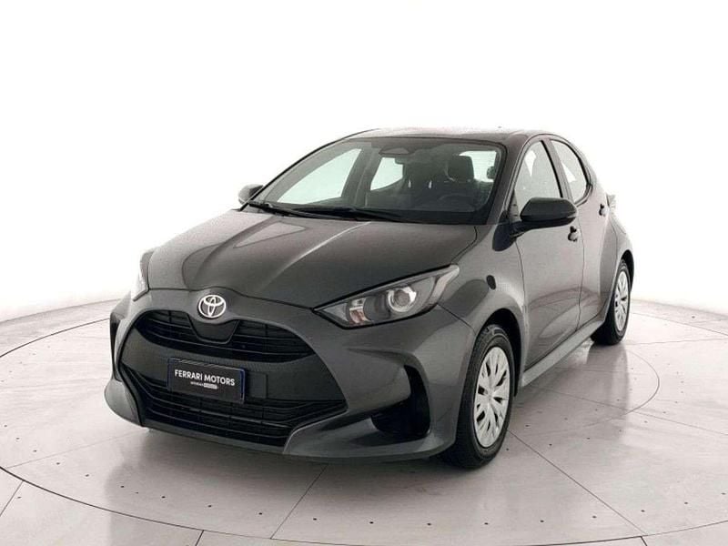 Grigio metall. Usata 2025 Toyota Yaris Hybrid Active Due volumi | 19.500 € (Ottimo prezzo) - Immagine 1/4