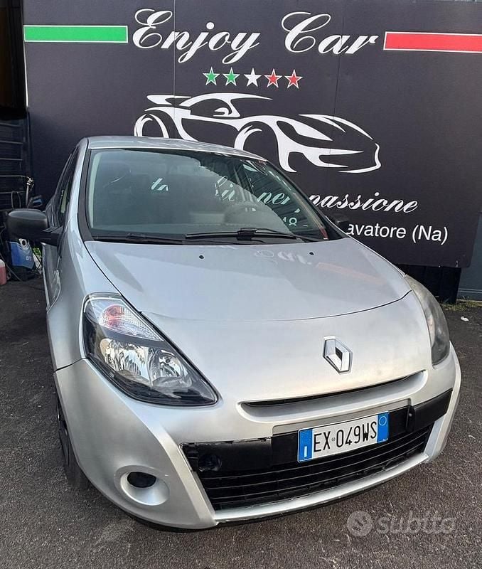 Usata Renault Clio II Dynamique 75 CV (55 kW) 2011 Grigio Berlina