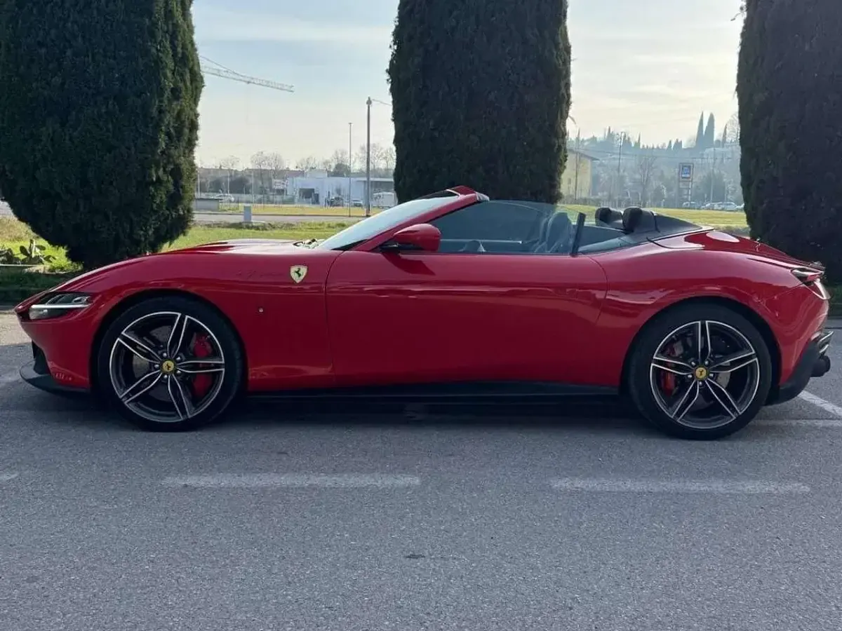 Usata Ferrari Roma 620 CV (456 kW) 2025 Rosso Cabrio