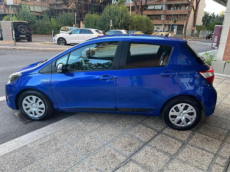 Usata Toyota Yaris Hybrid Lounge 73 CV (53 kW) 2019 Blu/azzurro Berlina