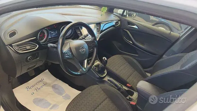 Usata Opel Astra Dynamic 136 CV (100 kW) 2017 Bianco Berlina