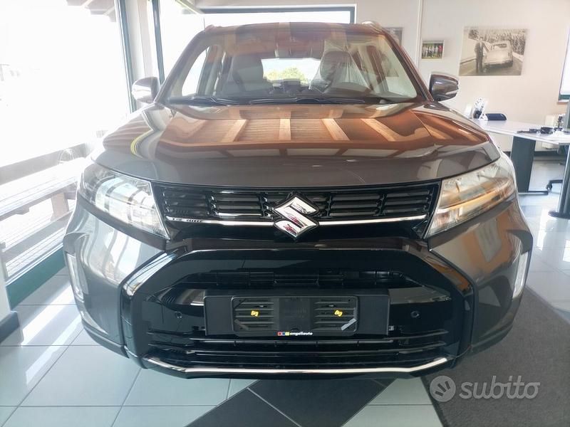Grigio Nuova 2025 Suzuki Vitara SUV | 28.350 € (Cara) - Immagine 1/4